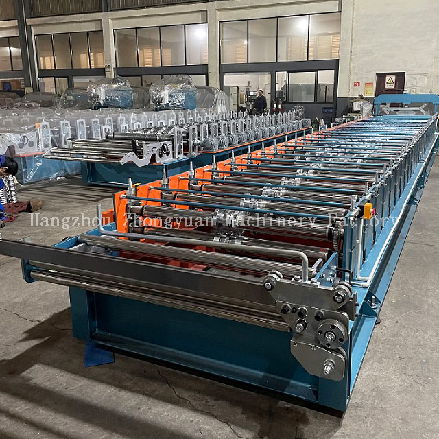 Roof panel roll forming machine 
