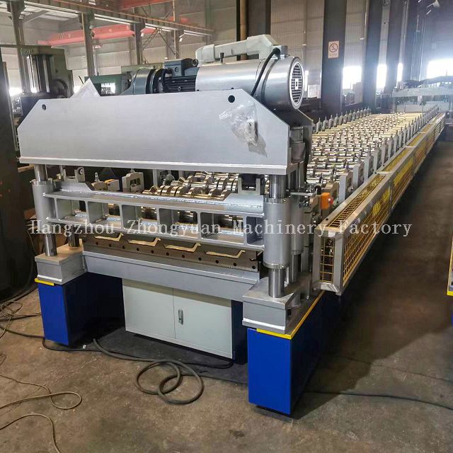Roof cold roll forming machine with electric cutting